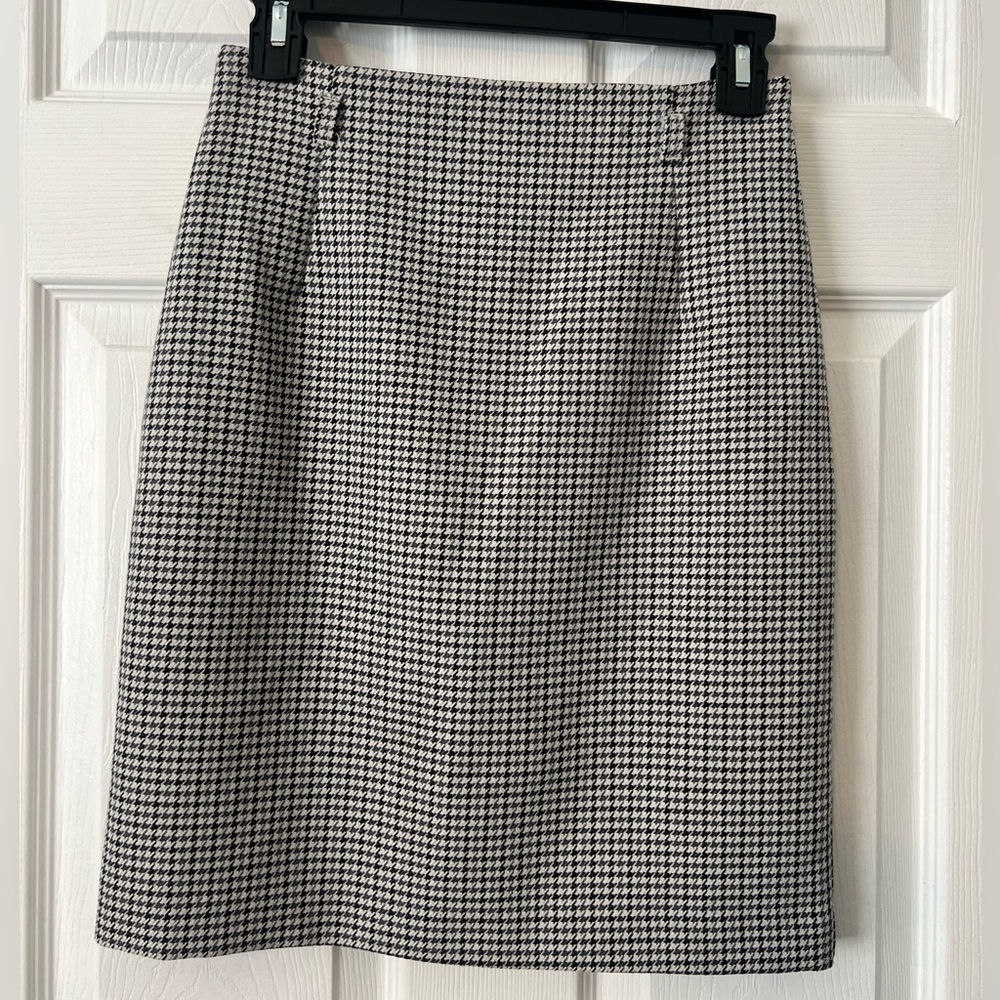 H&M Womenβs Skirt With Belt Loops. Size 2
